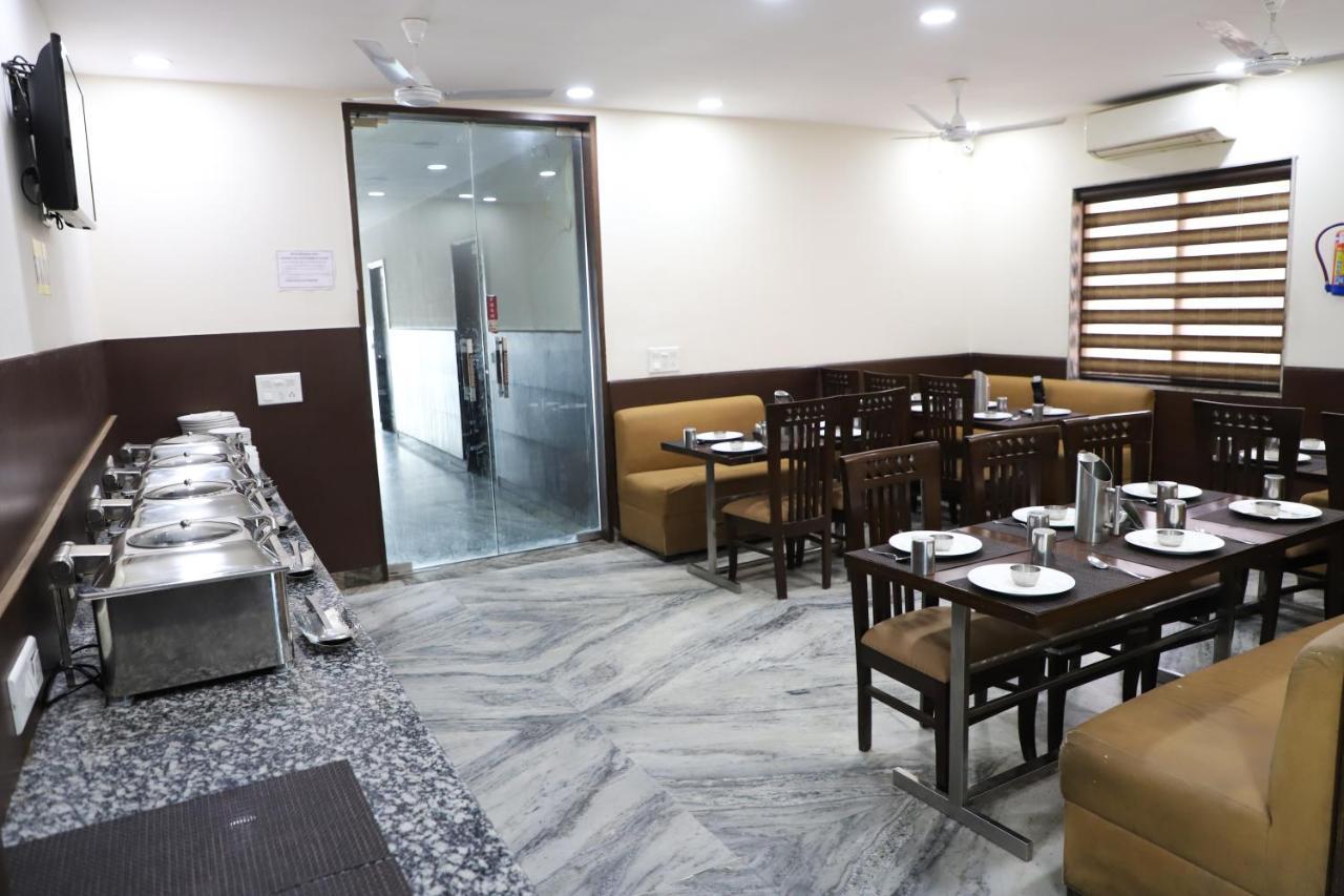 Hotel SKD FULLY VACCINATED STAFF Vrindāvan Exterior foto