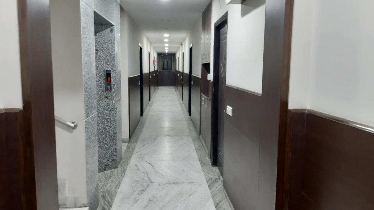 Hotel SKD FULLY VACCINATED STAFF Vrindāvan Exterior foto