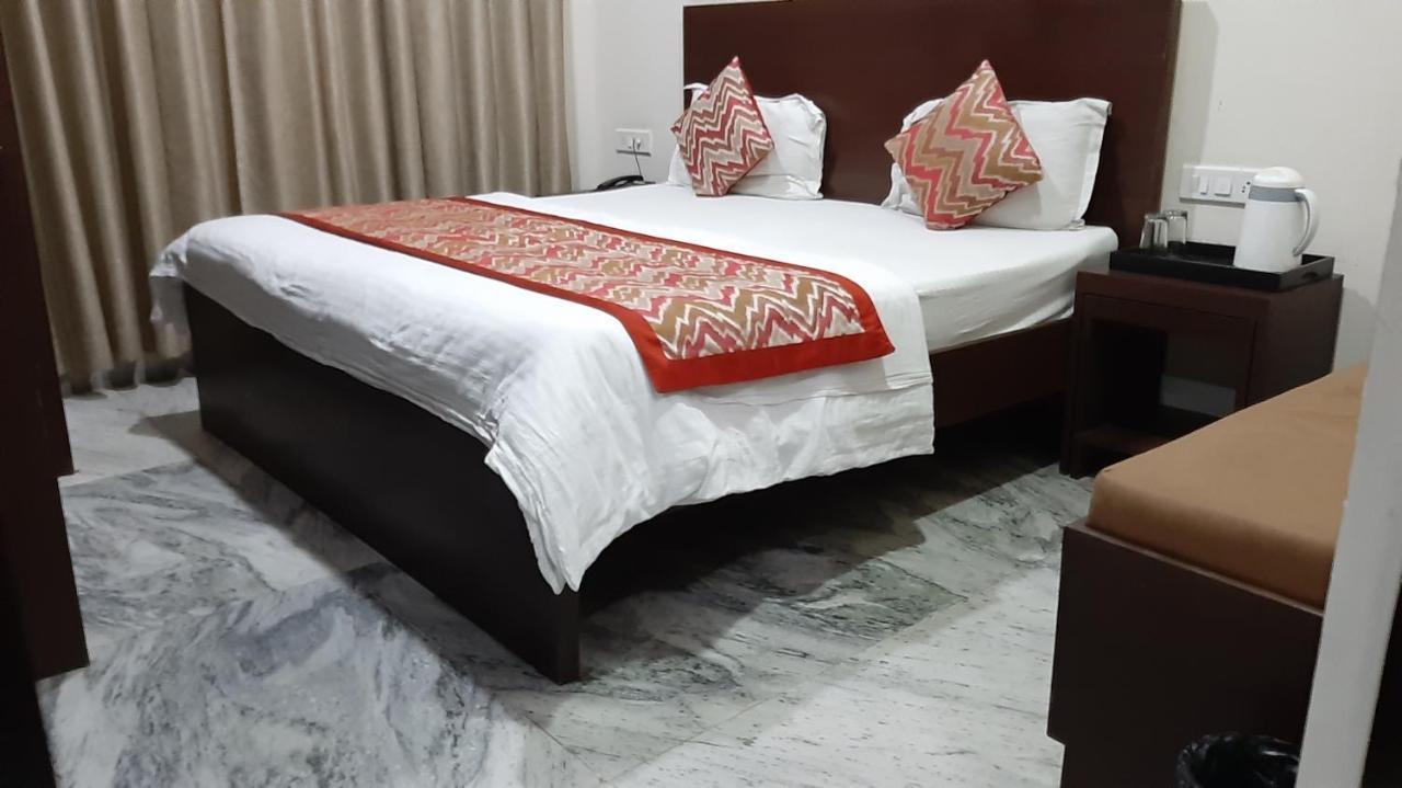 Hotel SKD FULLY VACCINATED STAFF Vrindāvan Exterior foto