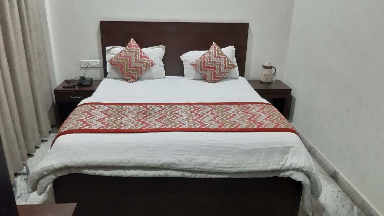 Hotel SKD FULLY VACCINATED STAFF Vrindāvan Exterior foto