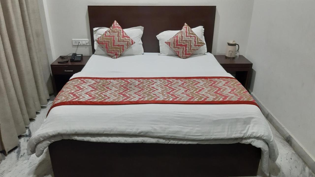 Hotel SKD FULLY VACCINATED STAFF Vrindāvan Exterior foto