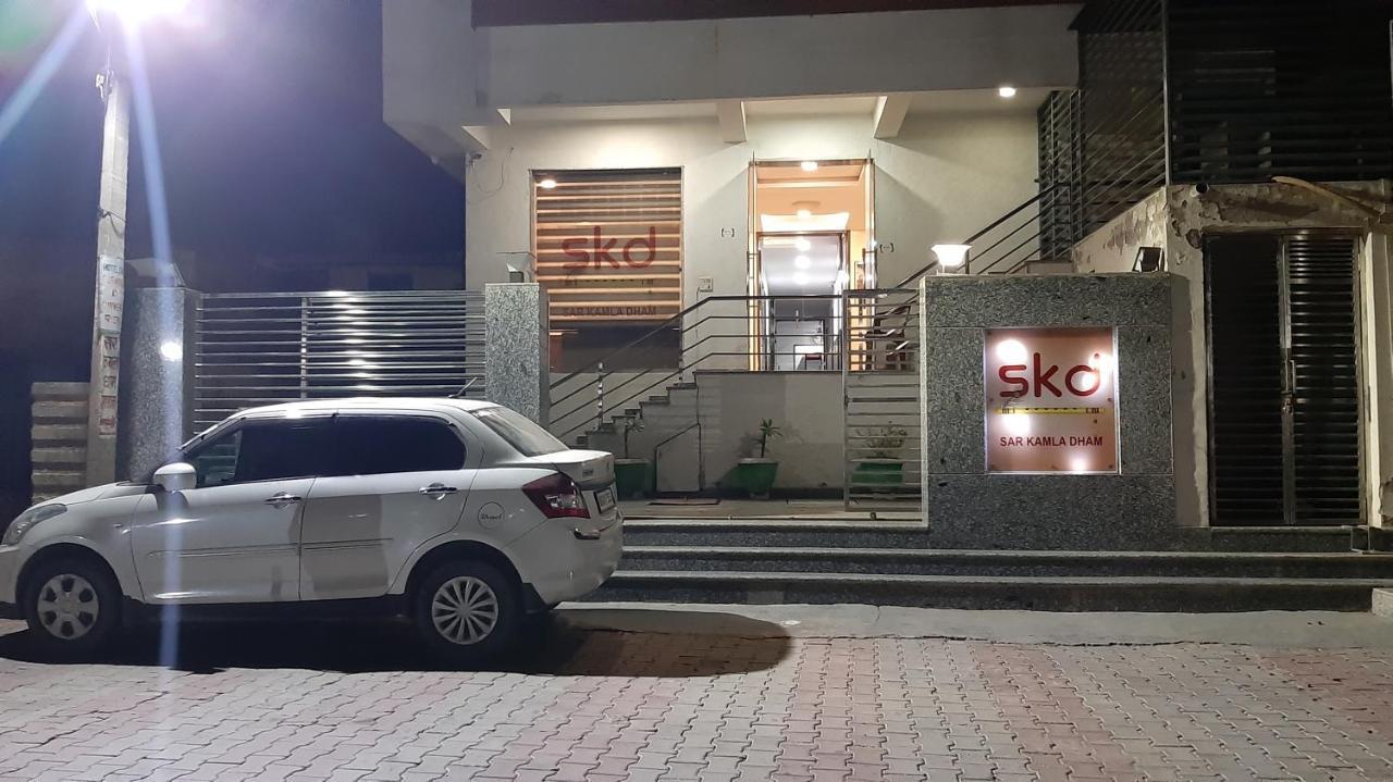 Hotel SKD FULLY VACCINATED STAFF Vrindāvan Exterior foto
