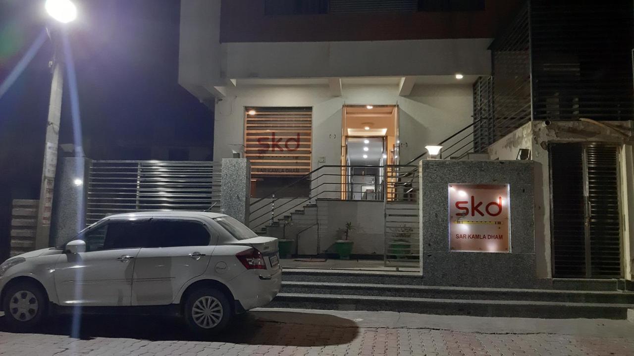 Hotel SKD FULLY VACCINATED STAFF Vrindāvan Exterior foto