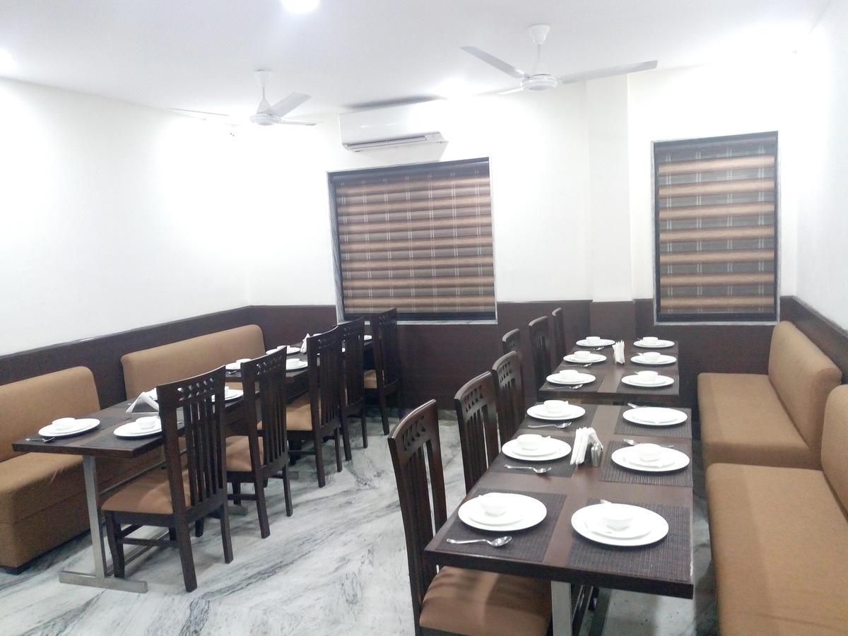 Hotel SKD FULLY VACCINATED STAFF Vrindāvan Exterior foto