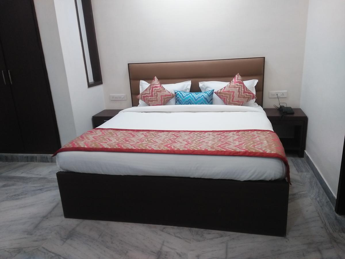 Hotel SKD FULLY VACCINATED STAFF Vrindāvan Exterior foto