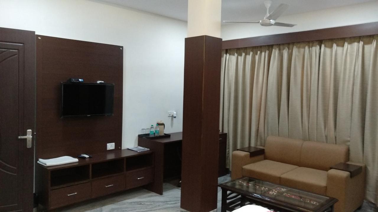 Hotel SKD FULLY VACCINATED STAFF Vrindāvan Exterior foto