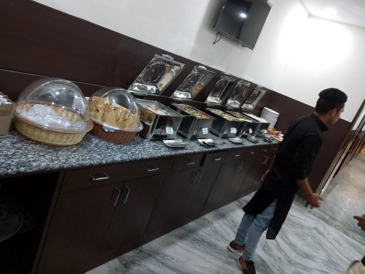 Hotel SKD FULLY VACCINATED STAFF Vrindāvan Exterior foto