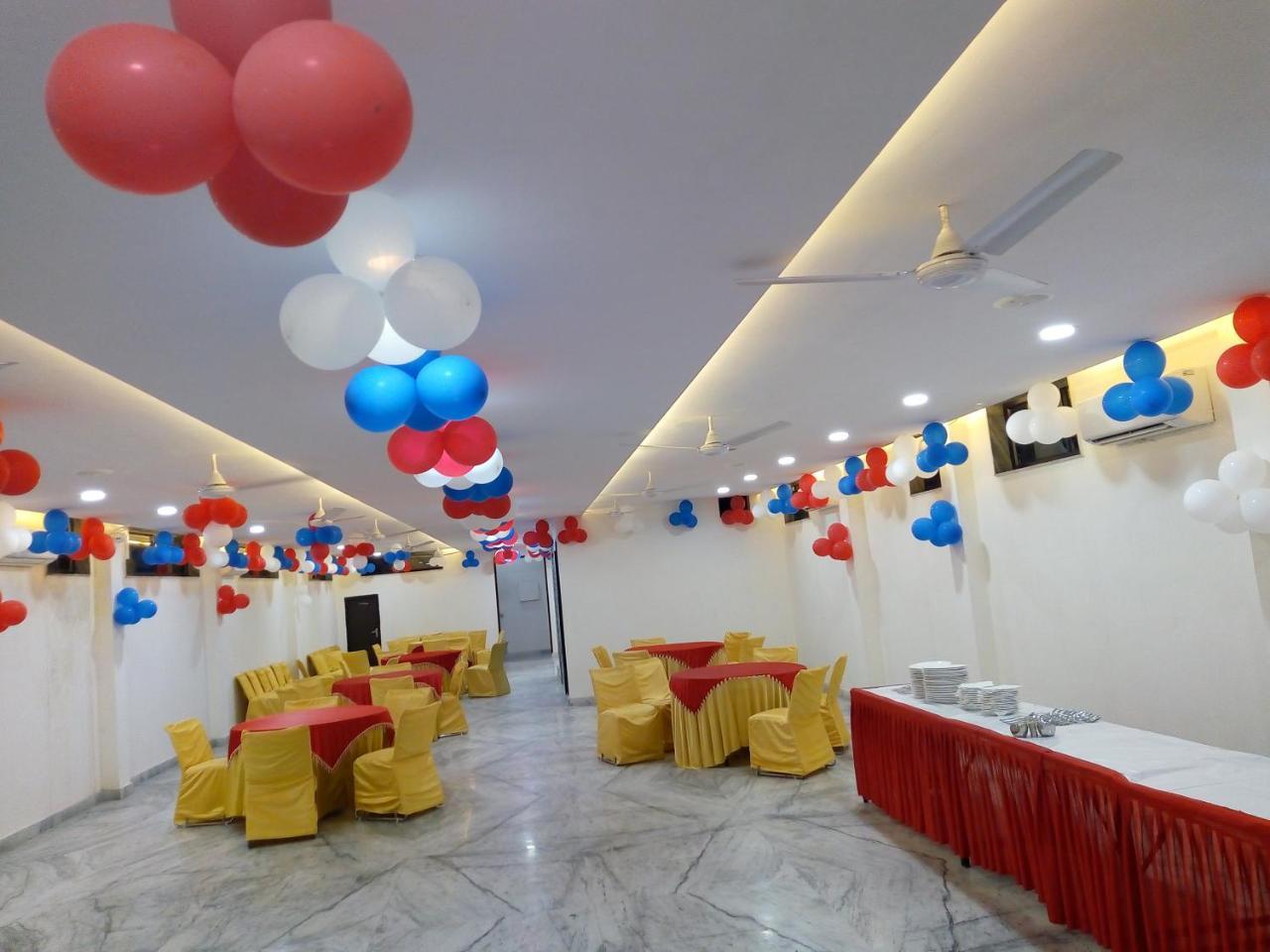 Hotel SKD FULLY VACCINATED STAFF Vrindāvan Exterior foto