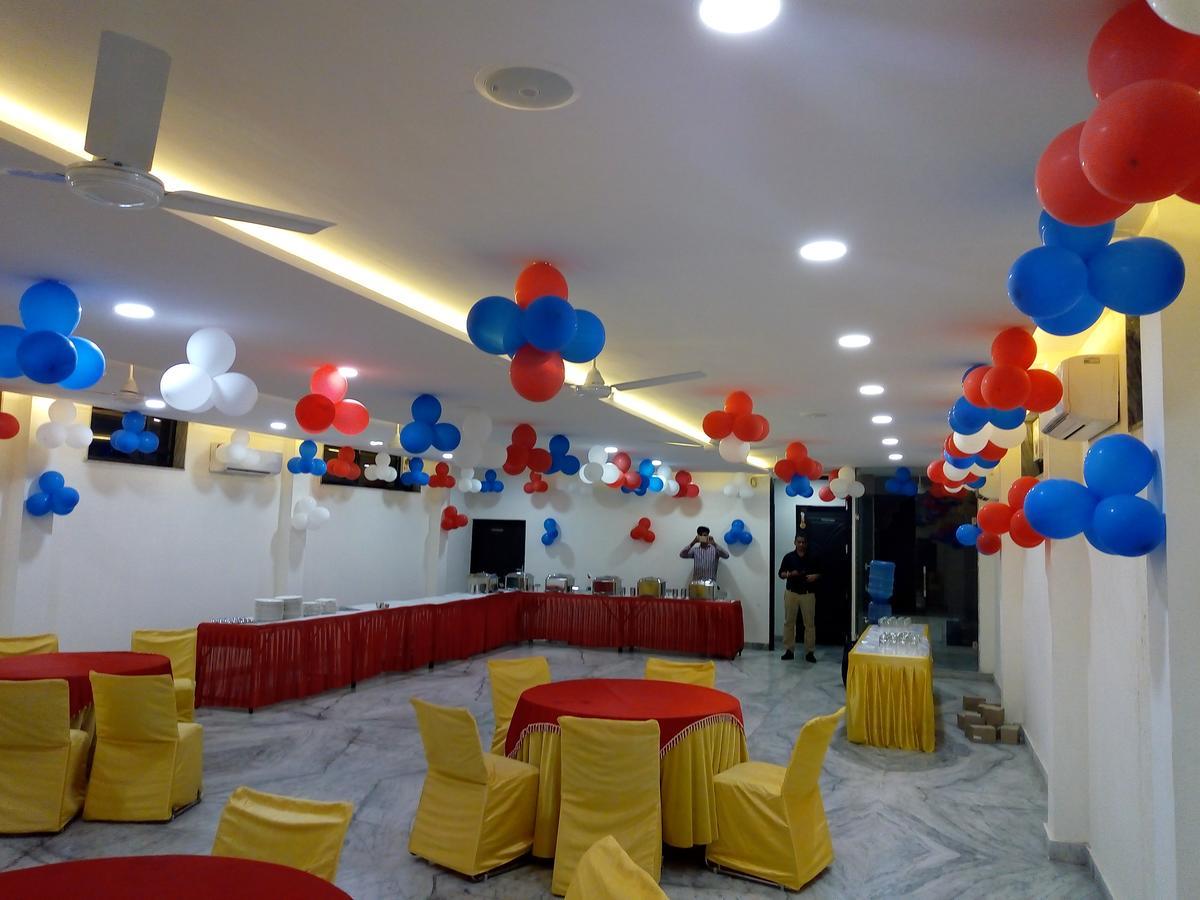 Hotel SKD FULLY VACCINATED STAFF Vrindāvan Exterior foto