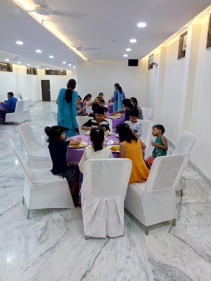 Hotel SKD FULLY VACCINATED STAFF Vrindāvan Exterior foto