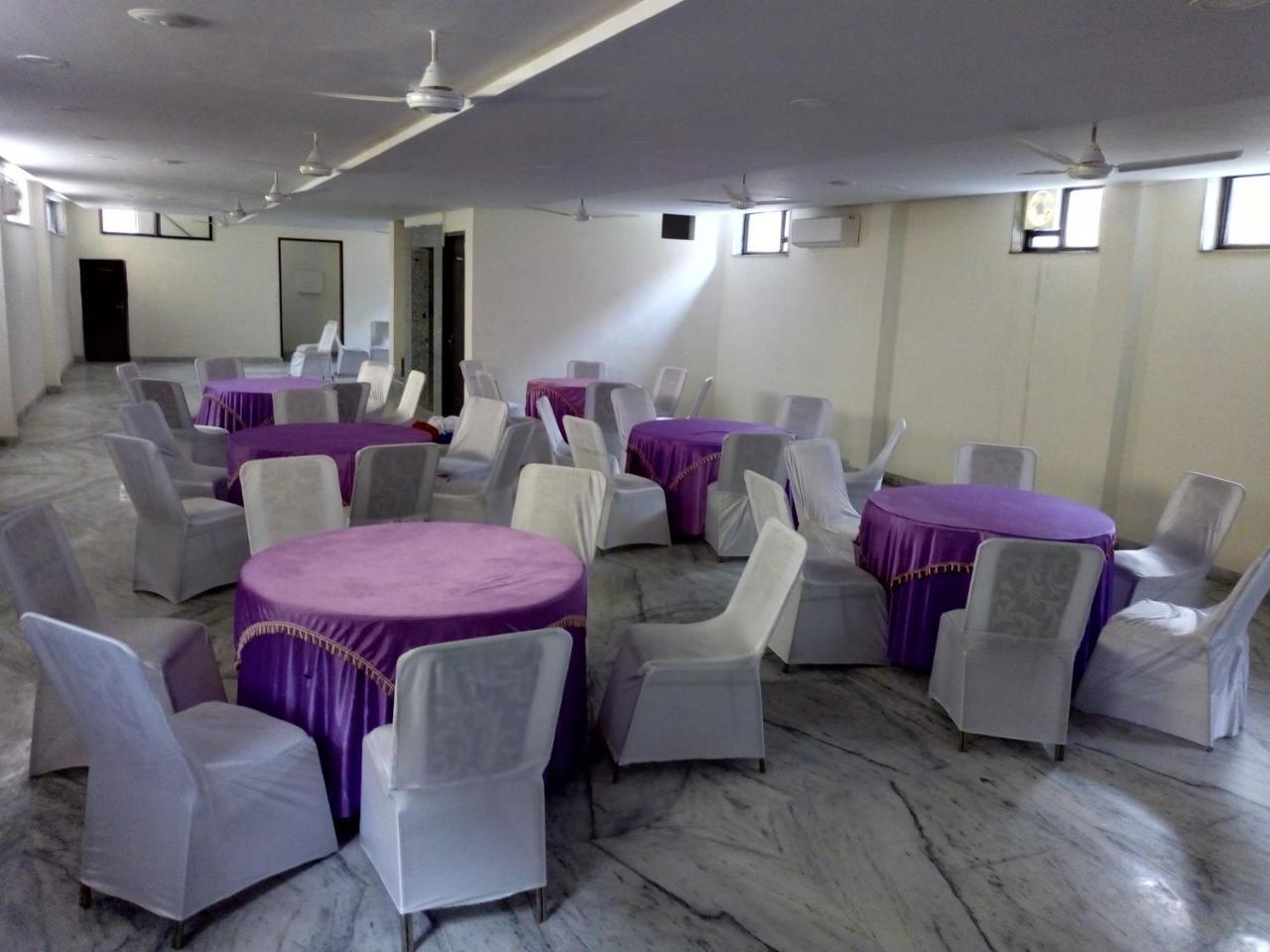 Hotel SKD FULLY VACCINATED STAFF Vrindāvan Exterior foto