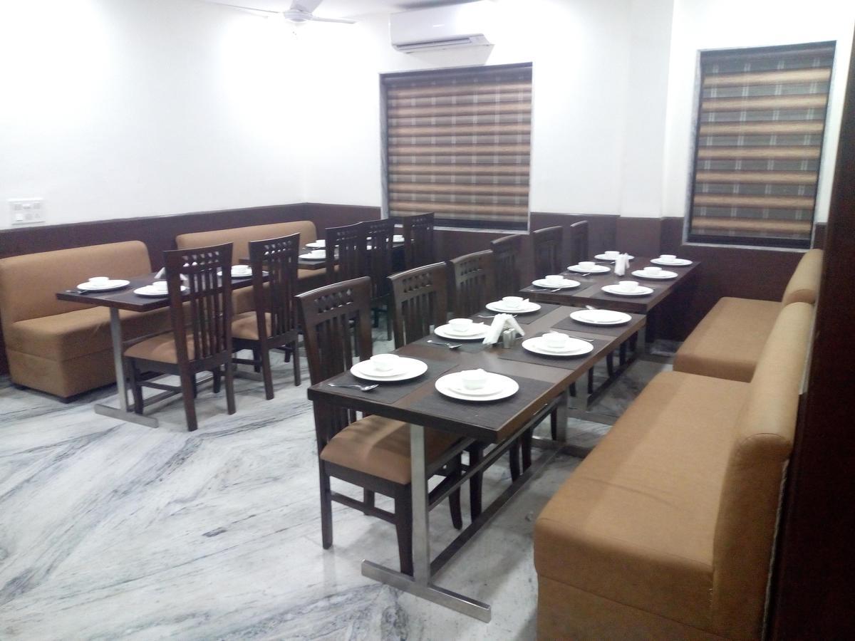 Hotel SKD FULLY VACCINATED STAFF Vrindāvan Exterior foto