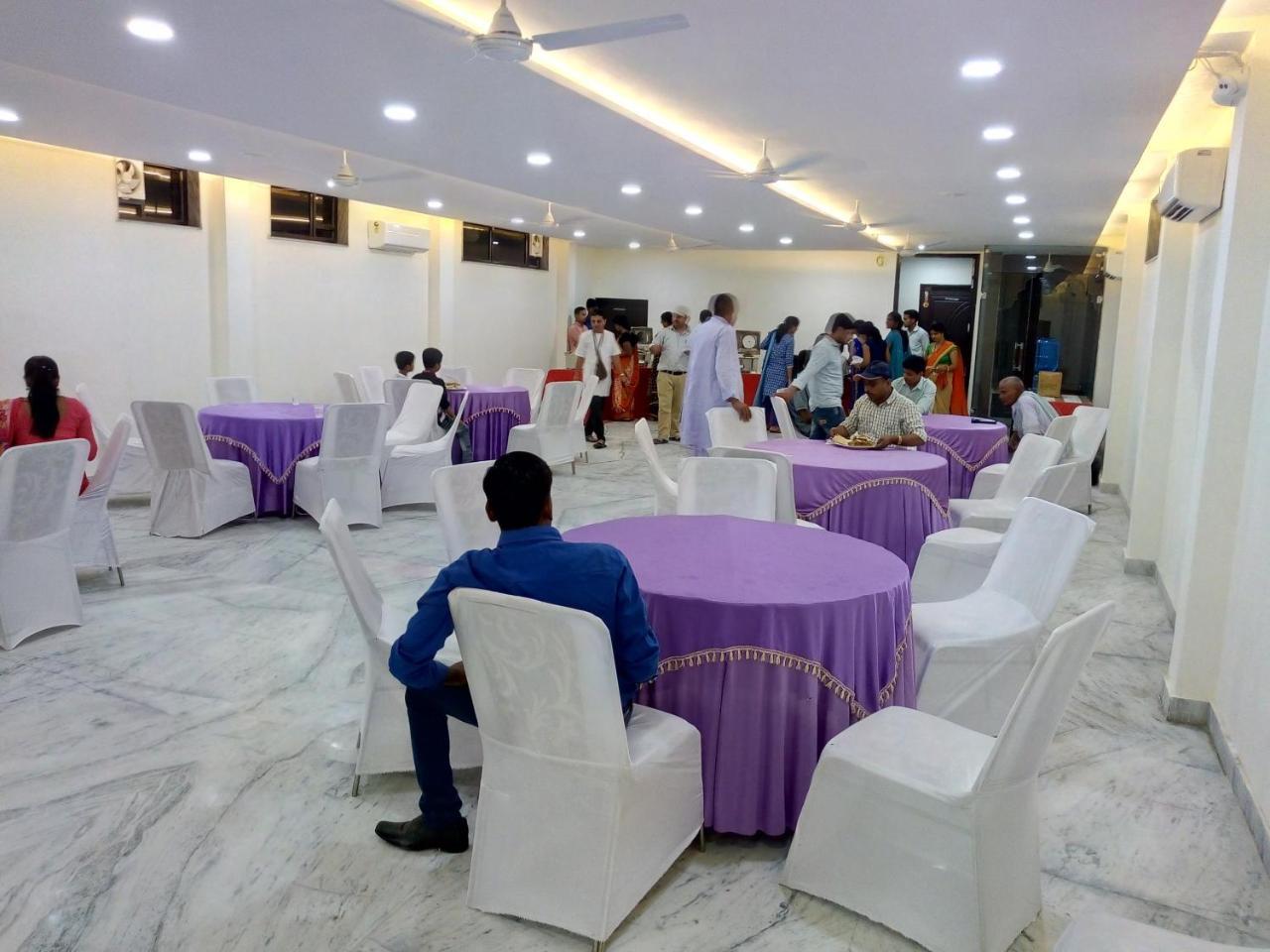 Hotel SKD FULLY VACCINATED STAFF Vrindāvan Exterior foto