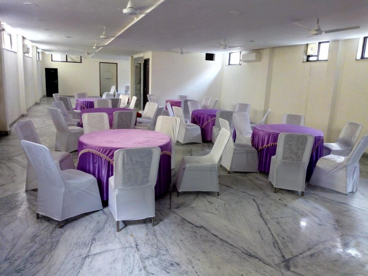 Hotel SKD FULLY VACCINATED STAFF Vrindāvan Exterior foto