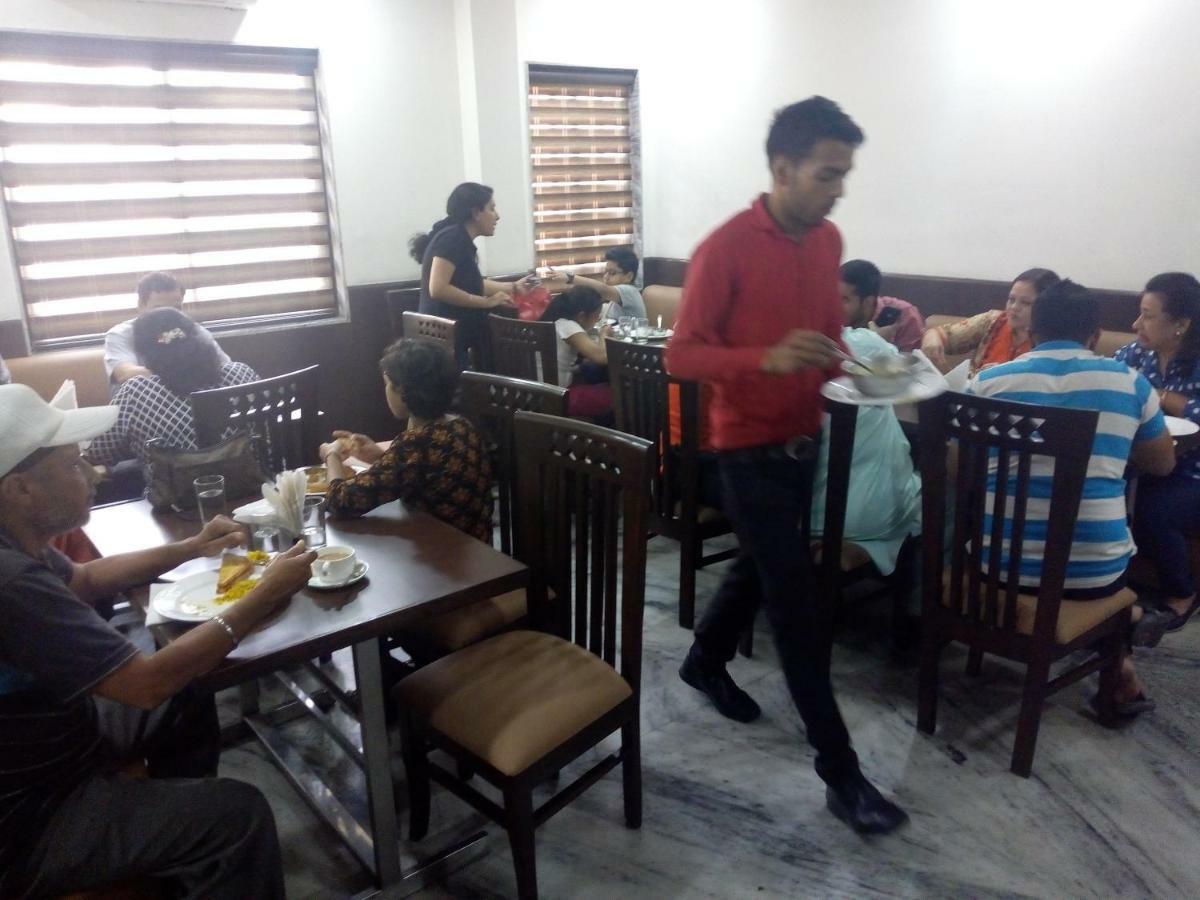 Hotel SKD FULLY VACCINATED STAFF Vrindāvan Exterior foto