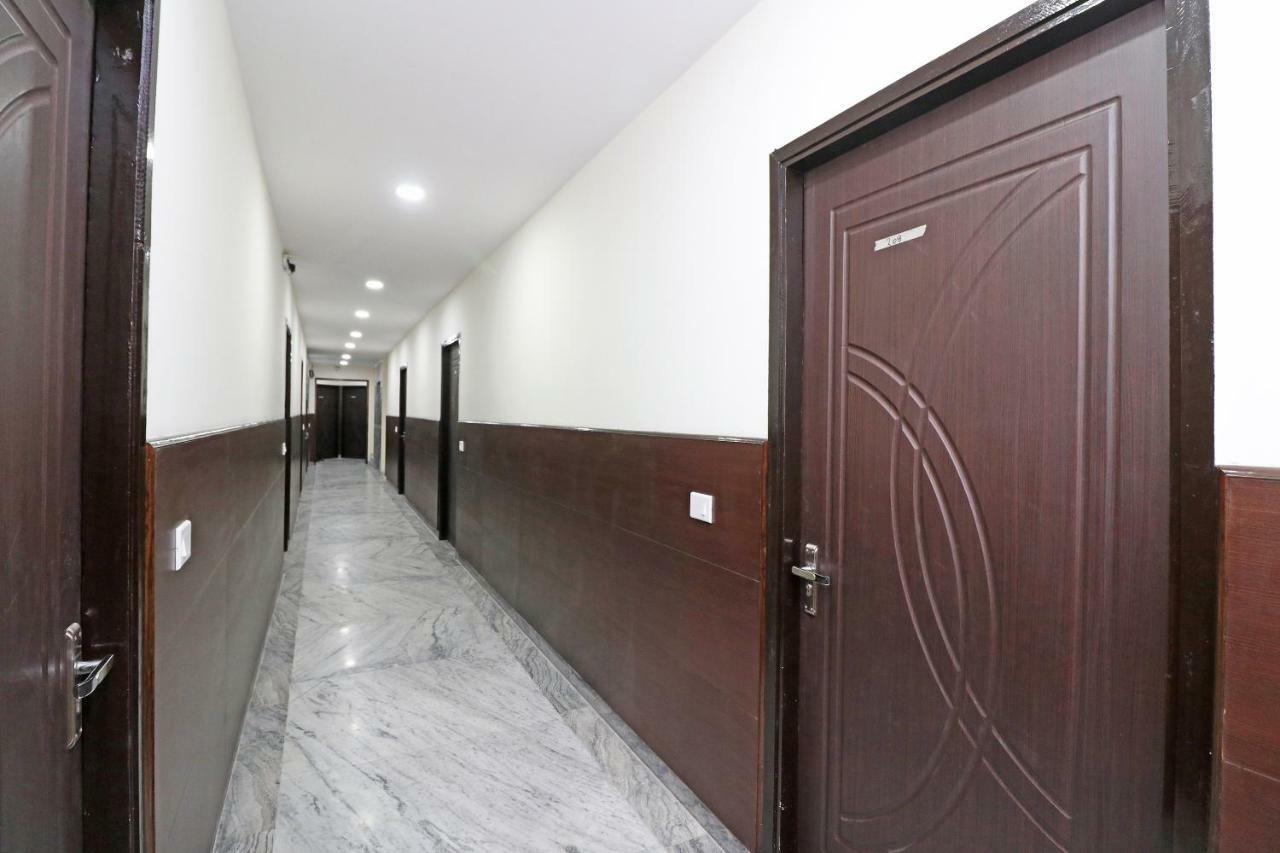 Hotel SKD FULLY VACCINATED STAFF Vrindāvan Exterior foto