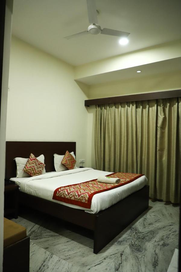 Hotel SKD FULLY VACCINATED STAFF Vrindāvan Exterior foto