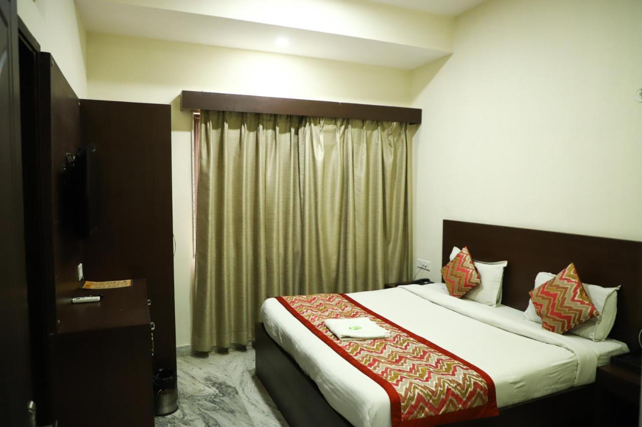 Hotel SKD FULLY VACCINATED STAFF Vrindāvan Exterior foto