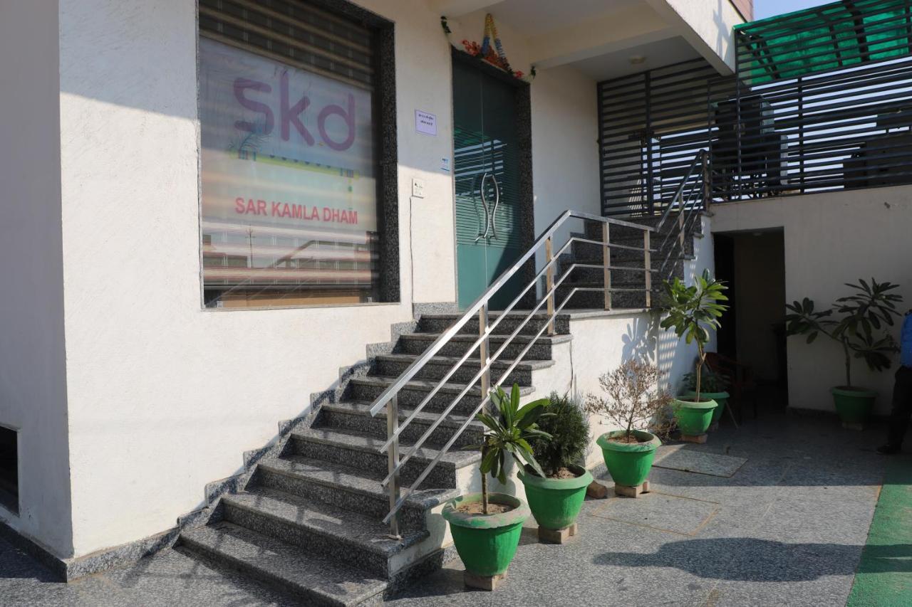 Hotel SKD FULLY VACCINATED STAFF Vrindāvan Exterior foto