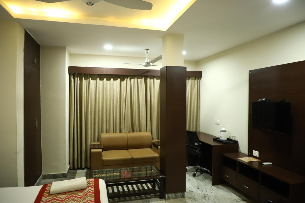 Hotel SKD FULLY VACCINATED STAFF Vrindāvan Exterior foto